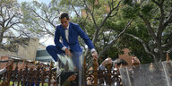 Juan Guaidó klettert über den Zaun zum venezolanischen Parlament, Uniformierte versuchen ihn davon abzuhalten