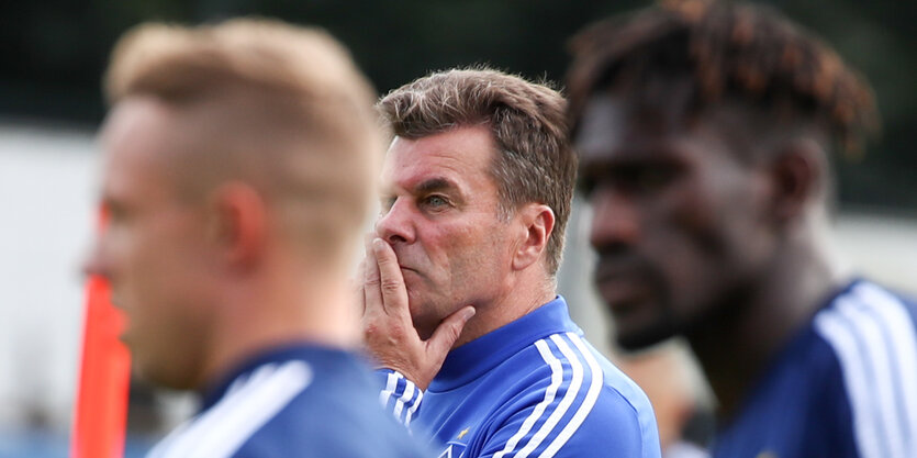 Dieter Hecking stehen beim Training auf dem Platz und blickt nachdenklich.