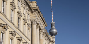 Fassade des Stadtschlosses in Berlin mit Fernsehturm