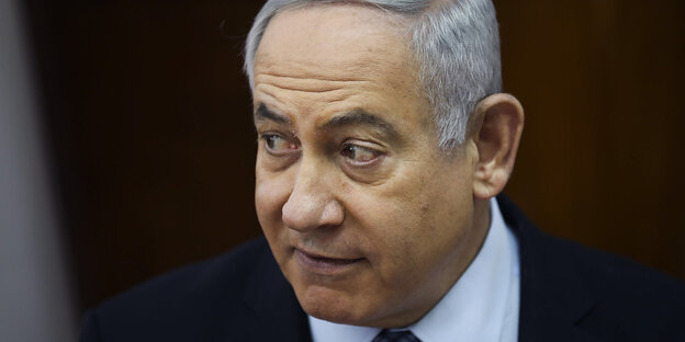 Benjamin Netanjahu schaut nach rechts