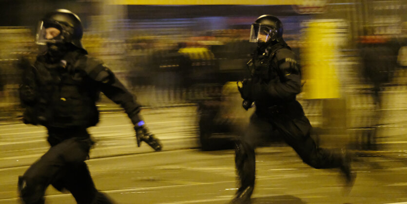 Rennende Polizisten in der Silvesternacht in Connewitz