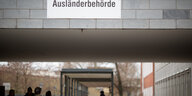 Schild weist in Berlin auf "Ausländerbehörde" hin