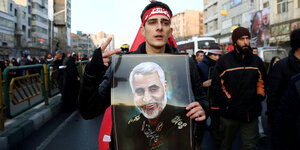 Ein Demonstrant hält ein Plakat mit dem Foto des getöteten generals Soleimani