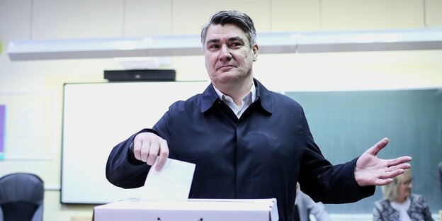 Zoran Milanović bei der Stimmabgabe