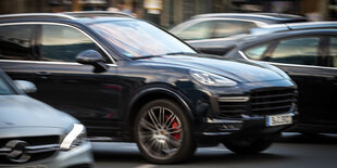 Ein Porsche Cayenne im Berliner Strassenverkehr