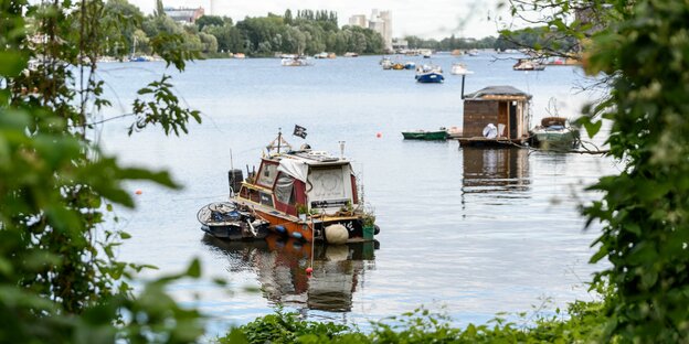 Verdrängung in der Rummelsburger Buch: Ein Hausboot treibt auf dem Rummelsburger See