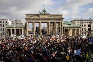 FFF in Berlin: Viele menschen stehen vor dem Brandenburger Tor beim FFF-Protest