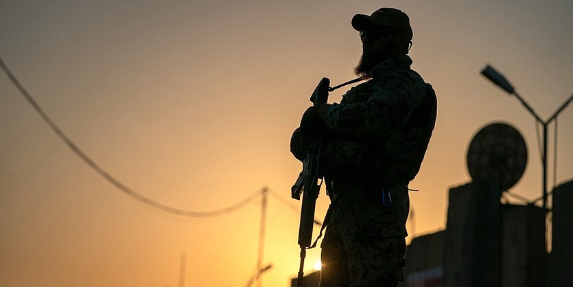 Silhouette eines Soldaten mit seinem Gewehr