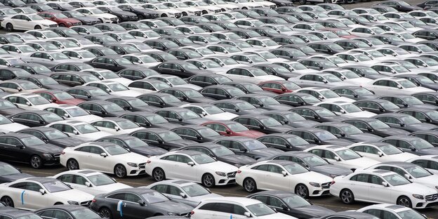 Neuwagen von Mercedes-Benz stehen auf dem Autoterminal der BLG Logistics Group.