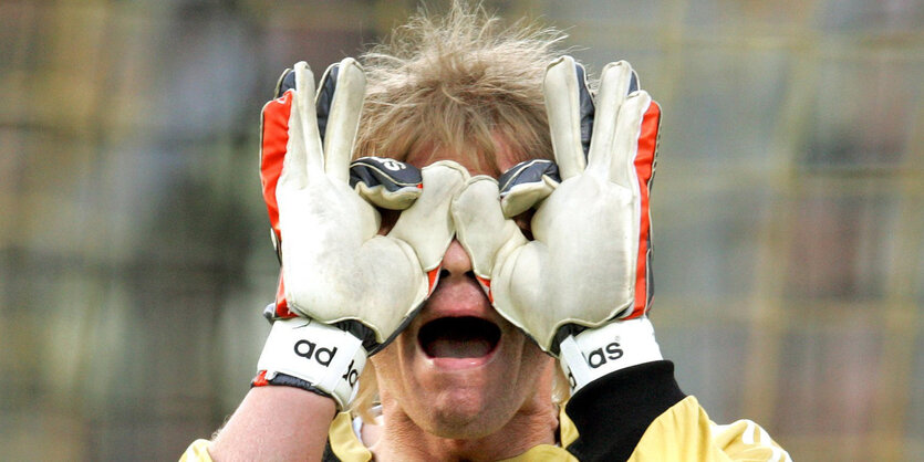 Oliver Kahn formt die Hände zu einer Brille