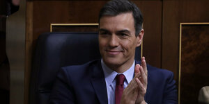 Ein applaudierender Pedro Sanchez im Parlament