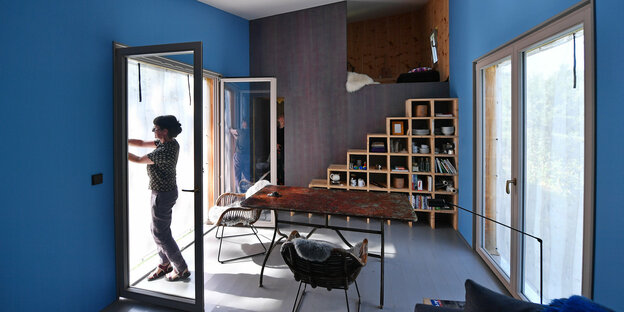 Christiane Hille, Architektin aus Weimar, steht in ihrem von ihr selbst geplanten Tiny House