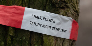 Mordrate in Berlin: Ein Absperrband der Polizei ist an einem Baum befestigt