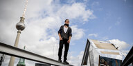 Ein Mann steht auf einem Dach