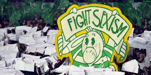 Werder-Fans halten ein grün-weißes Plakat mit der Aufschrift "Fight Sexism".