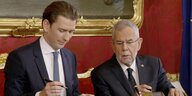 Bundeskanzler Sebastian Kurz und Bundespräsident Alexander Van der Bellen während der Vereidigung der neuen österreichischen Bundesregierung.
