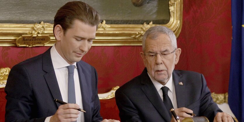 Bundeskanzler Sebastian Kurz und Bundespräsident Alexander Van der Bellen während der Vereidigung der neuen österreichischen Bundesregierung.