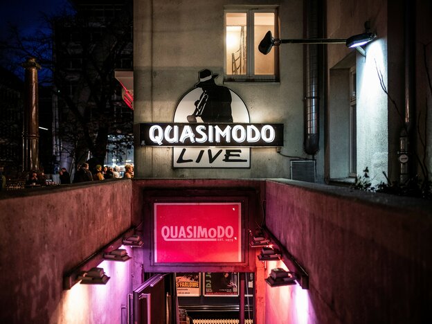 Der Eingang zum Live-Club Quasimodo in Charlottenburg liegt unter dem Delphi-Kino