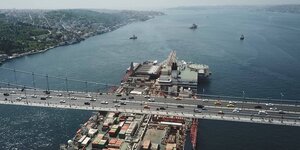 Ein großes Rohrverlegungsschiff quert den Bosporus