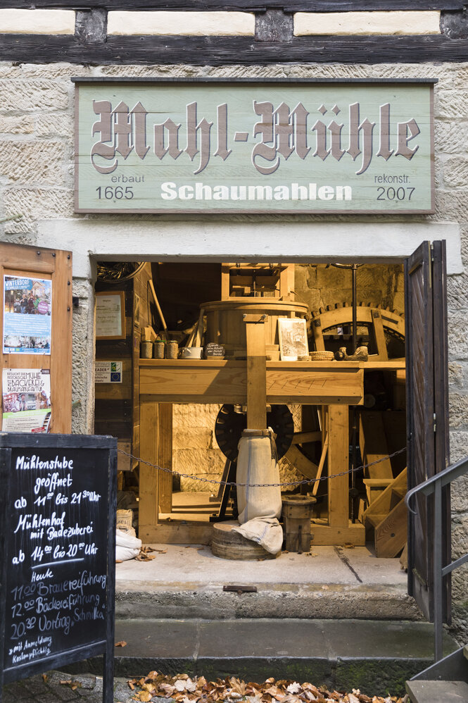 Blick auf das Mahlwerk in der historischen Mühle