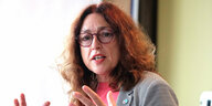 Die damalige Aida-Umweltdirektorin Monika Griefahn gestikuliert bei einem Pressegespräch