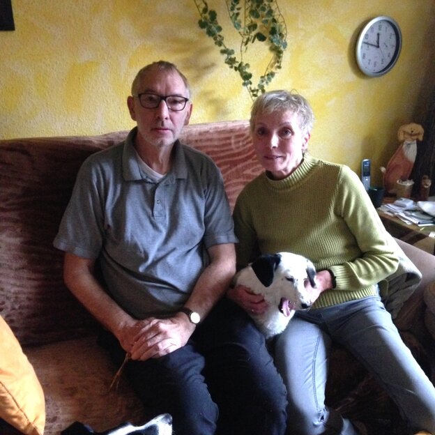 Jörg Littmann-Stöwerund Ehefrau Brigitte Stöwer sitzen auf einem Sofa. Jörg Littmann-Stöwerund Ehefrau Brigitte Stöwer sitzen auf einem Sofa.