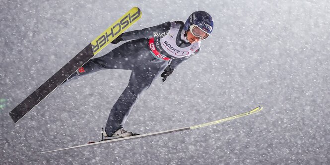 Skispringerin bei Schneefall