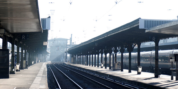 Leere Gleise und Bahnsteige in Paris.