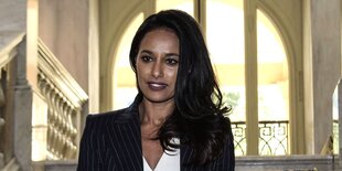 Rula Jebreal steht vor einer Treppe