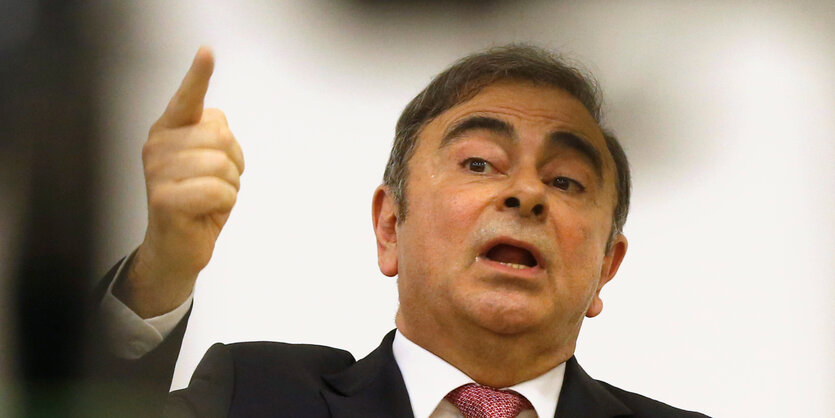 Ex-Automanager Ghosn zeigt mit dem erhobenen Zeigefinger in die Luft