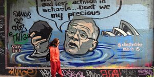 Tourist vor Anti-Kohle-Grafitto in Melbourne