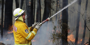 Ein Feuerwehrmann in der Nähe von Tomerong, Australien