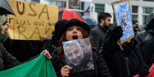 Nach der Tötung des Generals Soleimani protestieren rund 70 Iraner vor der amerikanischen Botschaft in Berlin