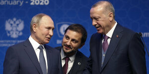 Wladimir Putin und Recep Tayyip Erdogan sprechen miteinander
