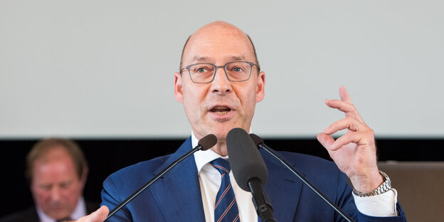 Alexander Wolf, Bürgerschaftsfraktionsvorsitzender der Partei Alternative für Deutschland, spricht während eines Parteitages.