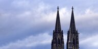 Die Türme des Kölner Doms vor Wolkenhimmel