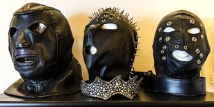 Drei Ledermasken für BDSM