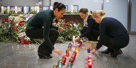Kolleginnen der Crewmitglieder, die beim Flugzeugabsturz bei Teheran starben, stellen Kerzen am Flughafen in Kiew auf.