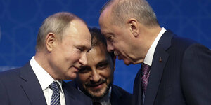 Putin und Erdogan reden miteinander, im Hintergrund steht der Dolmetscher