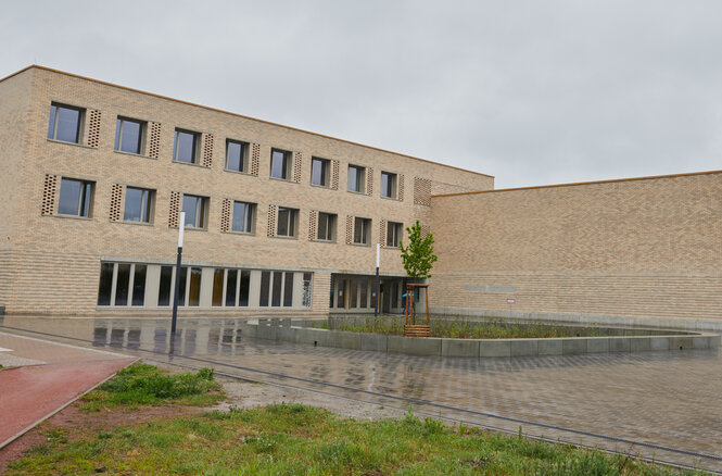 Die Grundschule am am Fuchsberg in Biesdorf von außen