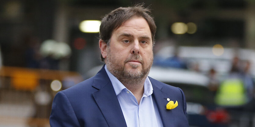 Der Politiker Oriol Junqueras ist mit Katalonienschleife am Revers abgebildet