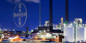 Bayer-Werksgelände in Leverkusen bei Nacht