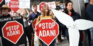 Demonstranten protestieren gegen ein geplantes, riesiges Kohlebergwerk, das der indischen Industriekonzerns Adani errichten will.