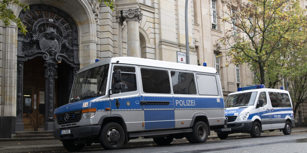 Polizeiwannen parken vor dem Amtsgericht Tiergarten
