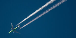 Ein Flugzeug hinterlässt am Himmel über der Region Hannover Kondensstreifen