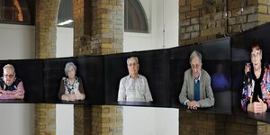 Auf den Monitoren im Berliner Museum Neukölln zu sehen: Betagte NeuköllnerInnen erzählen von ihrer Kindheit