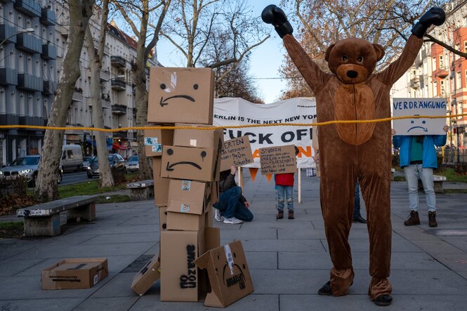 Proteste des Bündnisses „Berlin vs. Amazon“ gegen den geplante Hochhaus an der Warschauer Brücke