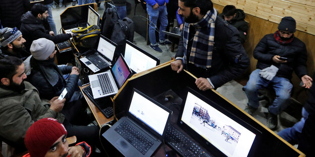 Menschen vor Computern in Kaschmir.