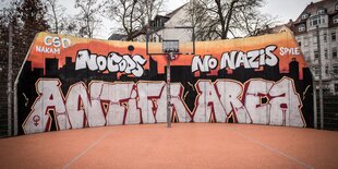 Ein Baseballfeld, das mit einem Antifa-Graffiti verziert ist