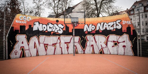 Ein Baseballfeld, das mit einem Antifa-Graffiti verziert ist